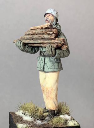 S2KW119 -  Fallschirmjager with firewood